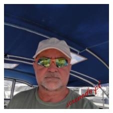 Obywatel USA i Polski, zamieszkaly na Florydzie.